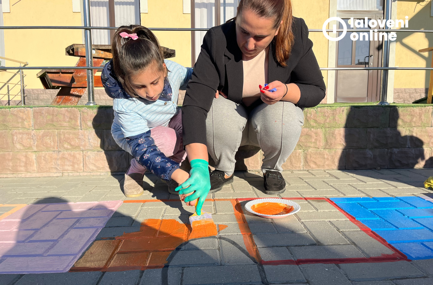 FOTO: Împreună pentru o societate tolerantă. Zeci de copii și adulți au colorat astăzi curtea Unității de Educație Incluzivă din Ialoveni 6 2 1