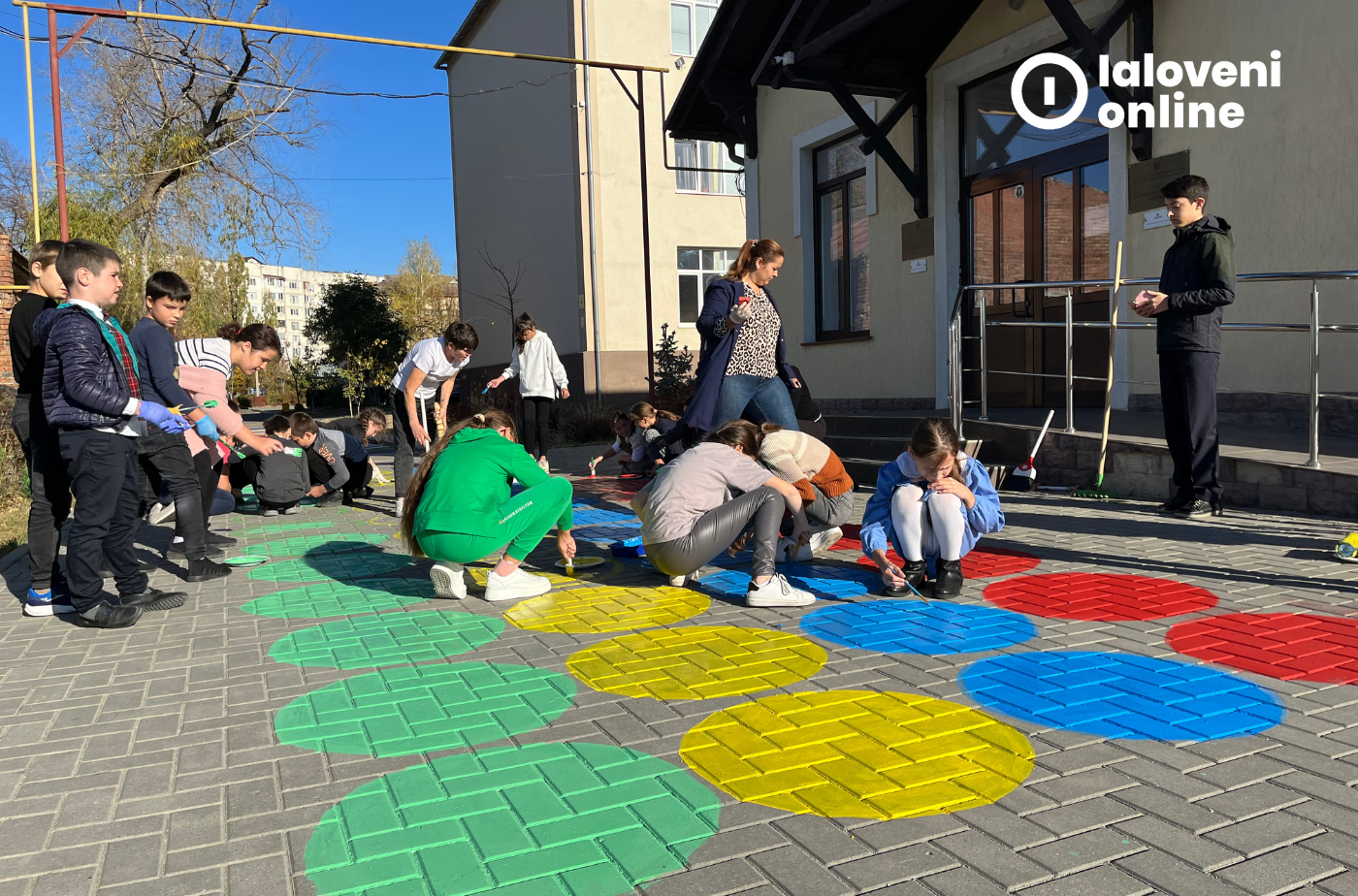 FOTO: Împreună pentru o societate tolerantă. Zeci de copii și adulți au colorat astăzi curtea Unității de Educație Incluzivă din Ialoveni 10 2 2
