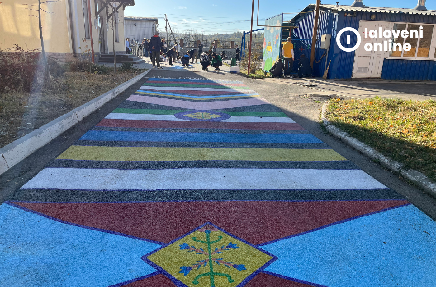 FOTO: Împreună pentru o societate tolerantă. Zeci de copii și adulți au colorat astăzi curtea Unității de Educație Incluzivă din Ialoveni 11 3 2