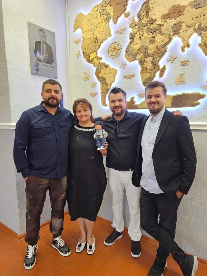 Costești: Un cabinet de geografie a fost inaugurat în memoria lui Iurie Melnic, în liceul în care acesta a predat 7 386646678 1756724211433863 3871238834072749052 n 1