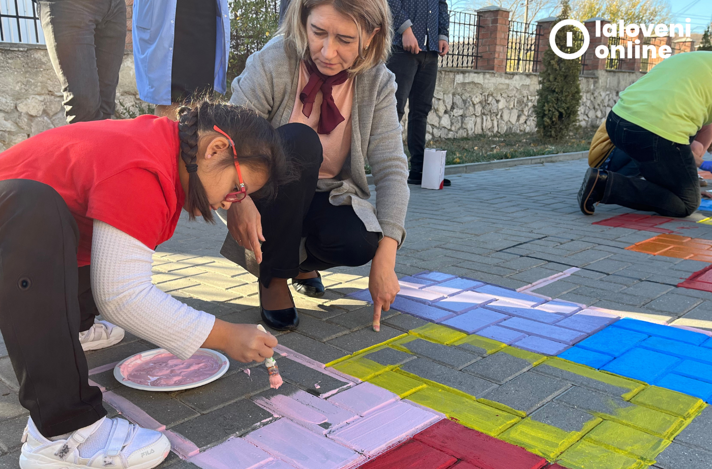 FOTO: Împreună pentru o societate tolerantă. Zeci de copii și adulți au colorat astăzi curtea Unității de Educație Incluzivă din Ialoveni 8 8