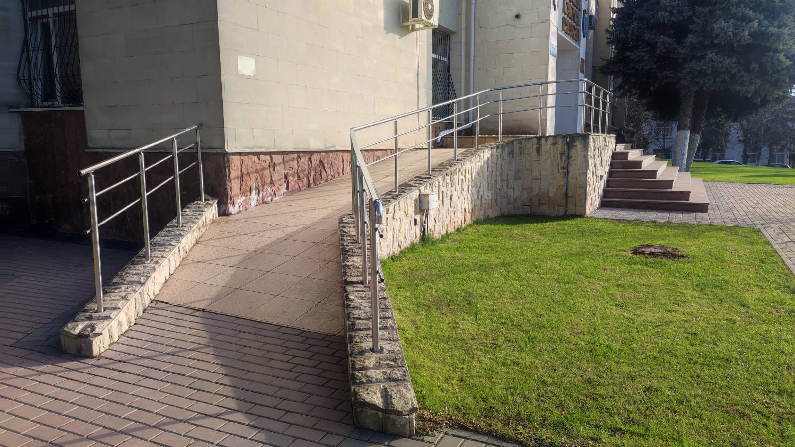 Bariere verticale: cum infrastructura afectează viața socială 1 rampa de acces dizabilitati cr ialoveni 2023