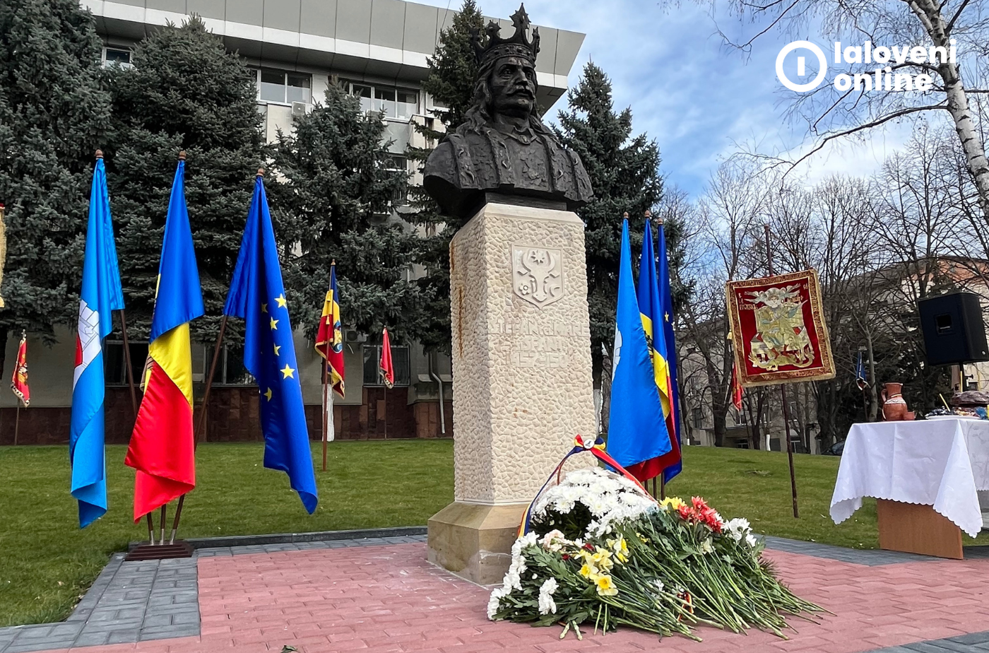 FOTO. 106 ani de la Unirea Basarabiei cu România și inaugurarea bustului lui Ștefan cel Mare la Ialoveni 2 IaloveniOnline Bustul lui Stefan cel Mare Consiliul Raional Ialoveni