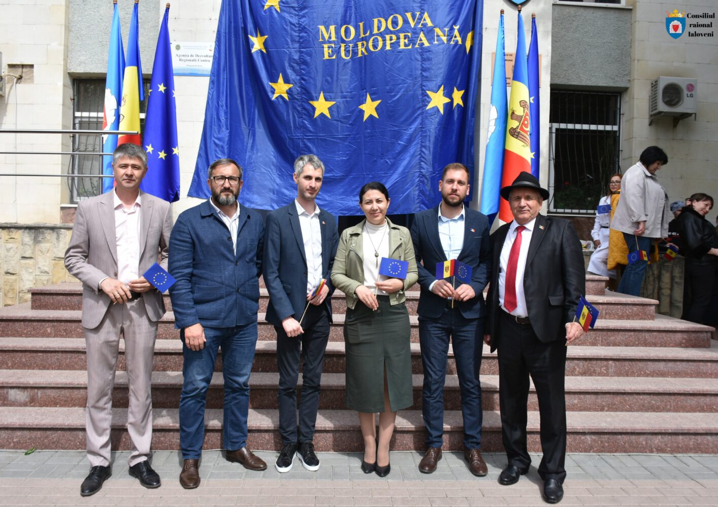 FOTO: Astăzi sărbătorim Ziua Europei. Administrația raionului a marcat evenimentul cu un program artistic 4 441542733 1211479520175001 4569430814022984022 n