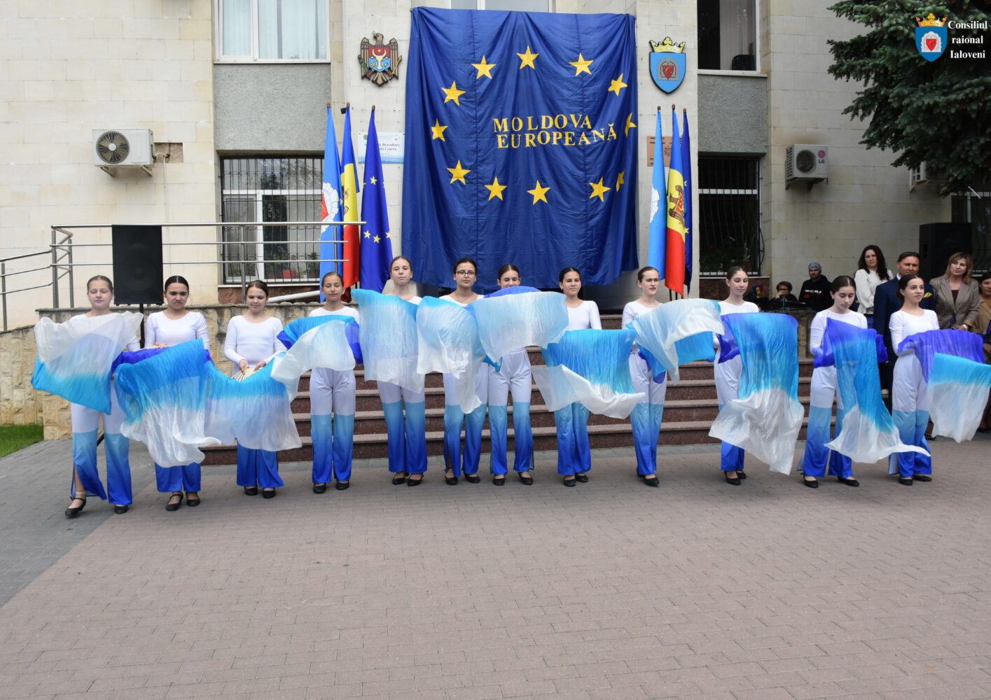 FOTO: Astăzi sărbătorim Ziua Europei. Administrația raionului a marcat evenimentul cu un program artistic 3 441674008 1211479413508345 5678981435222668030 n