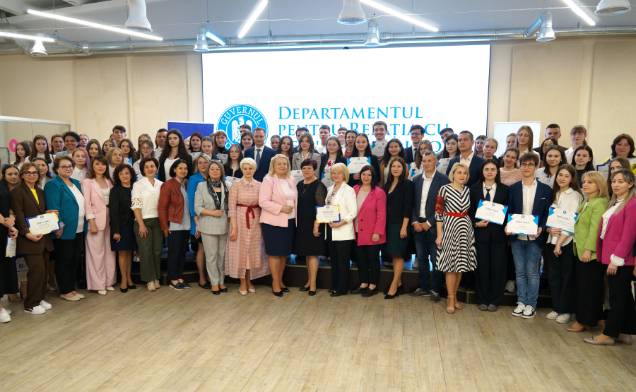 Elevii olimpici la limba română și istorie din Republica Moldova au fost premiați de Guvernul României 1 dsc01820