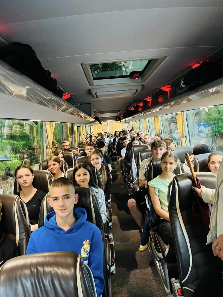Un grup de copii din Puhoi a mers gratuit la o tabără de vară din România 2 448045522 7712869735463495 7185525019278235220 n