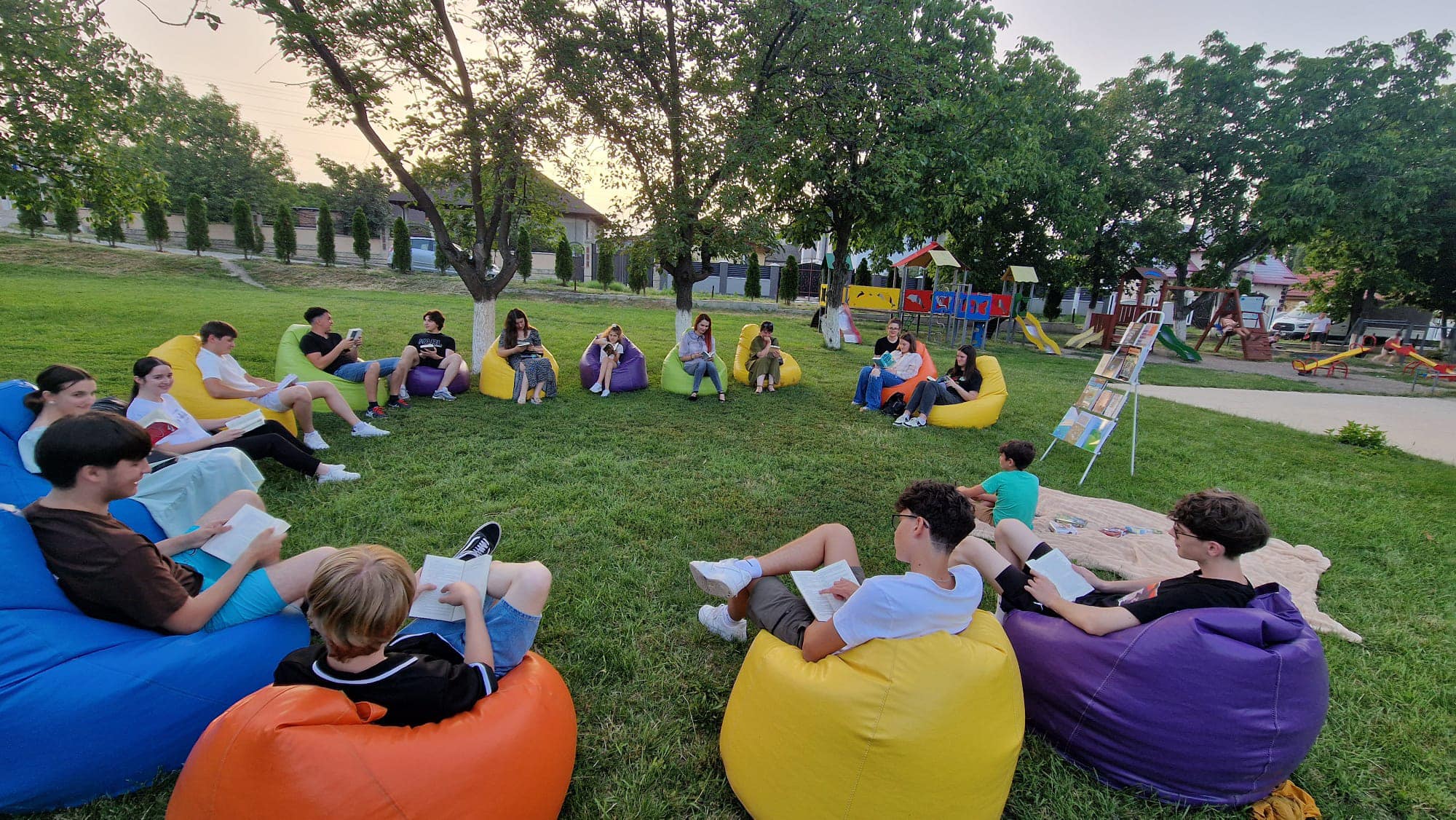 Tinerii din Costești au organizat o seară de lectură în aer liber 1 448908865 122129927564268025 6538090994511324874 n
