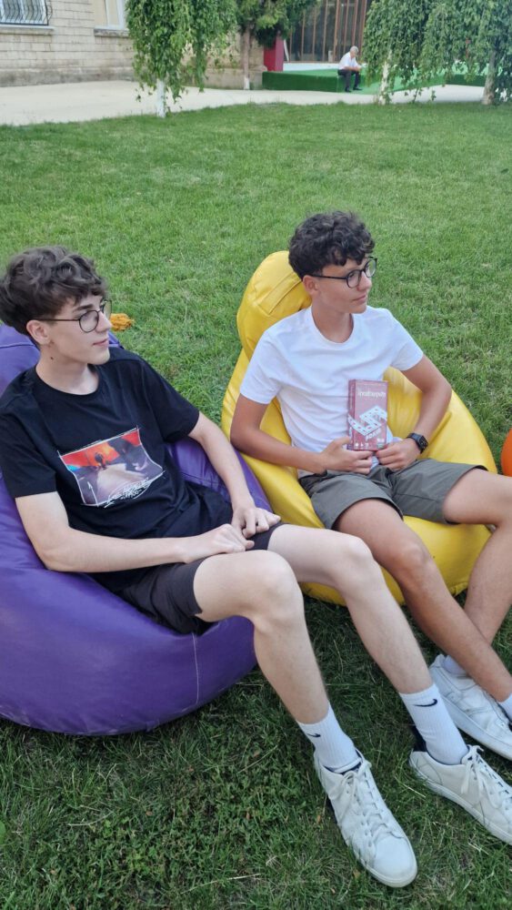 Tinerii din Costești au organizat o seară de lectură în aer liber 4 448976946 122129927546268025 6881508663081743829 n