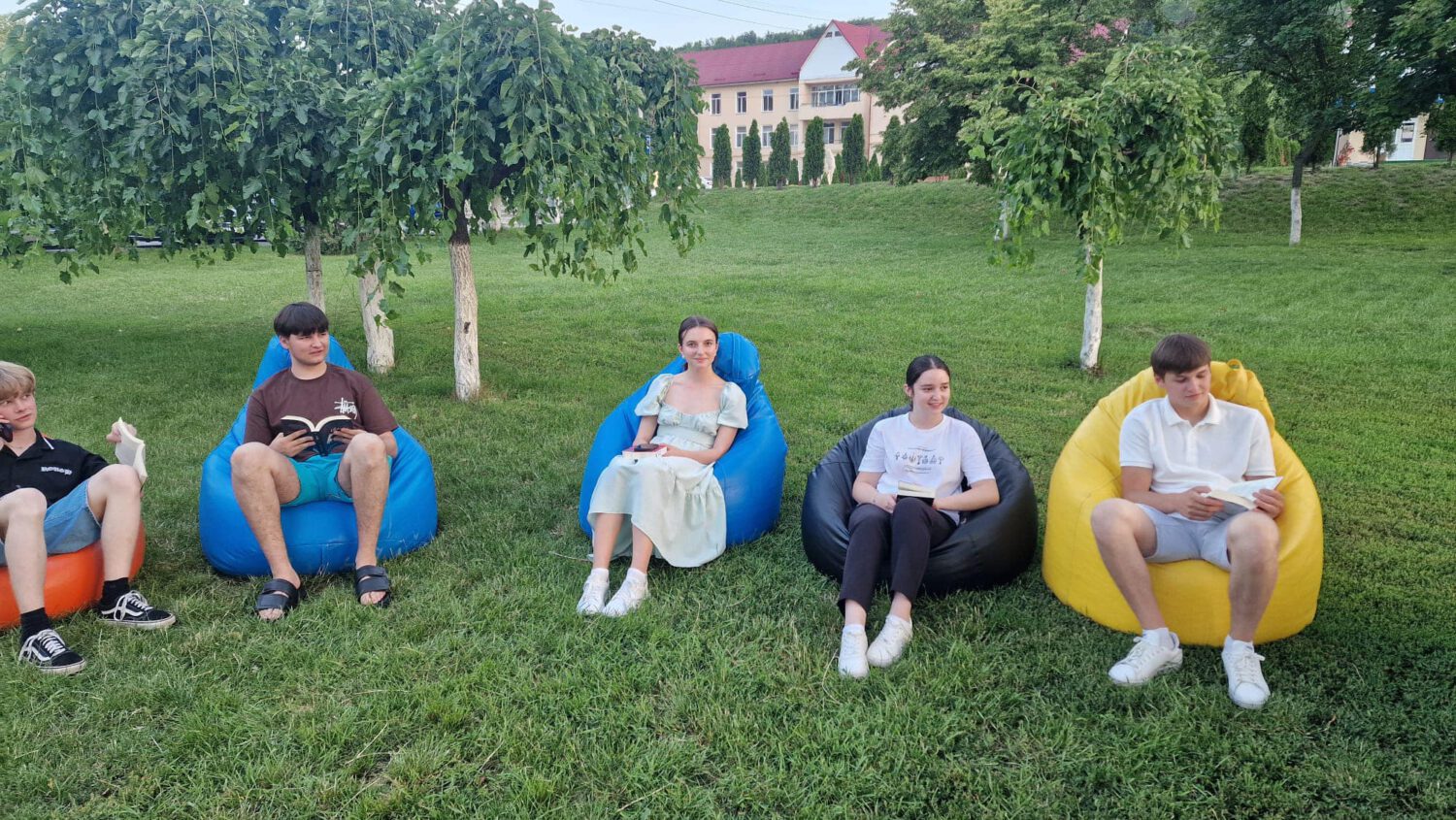 Tinerii din Costești au organizat o seară de lectură în aer liber 2 448994581 122129927240268025 7174776794385339841 n