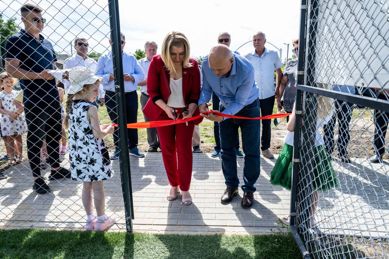 Un teren de mini-fotbal a fost inaugurat la Ialoveni 2 449172264 860265352794709 7128373792234872633 n