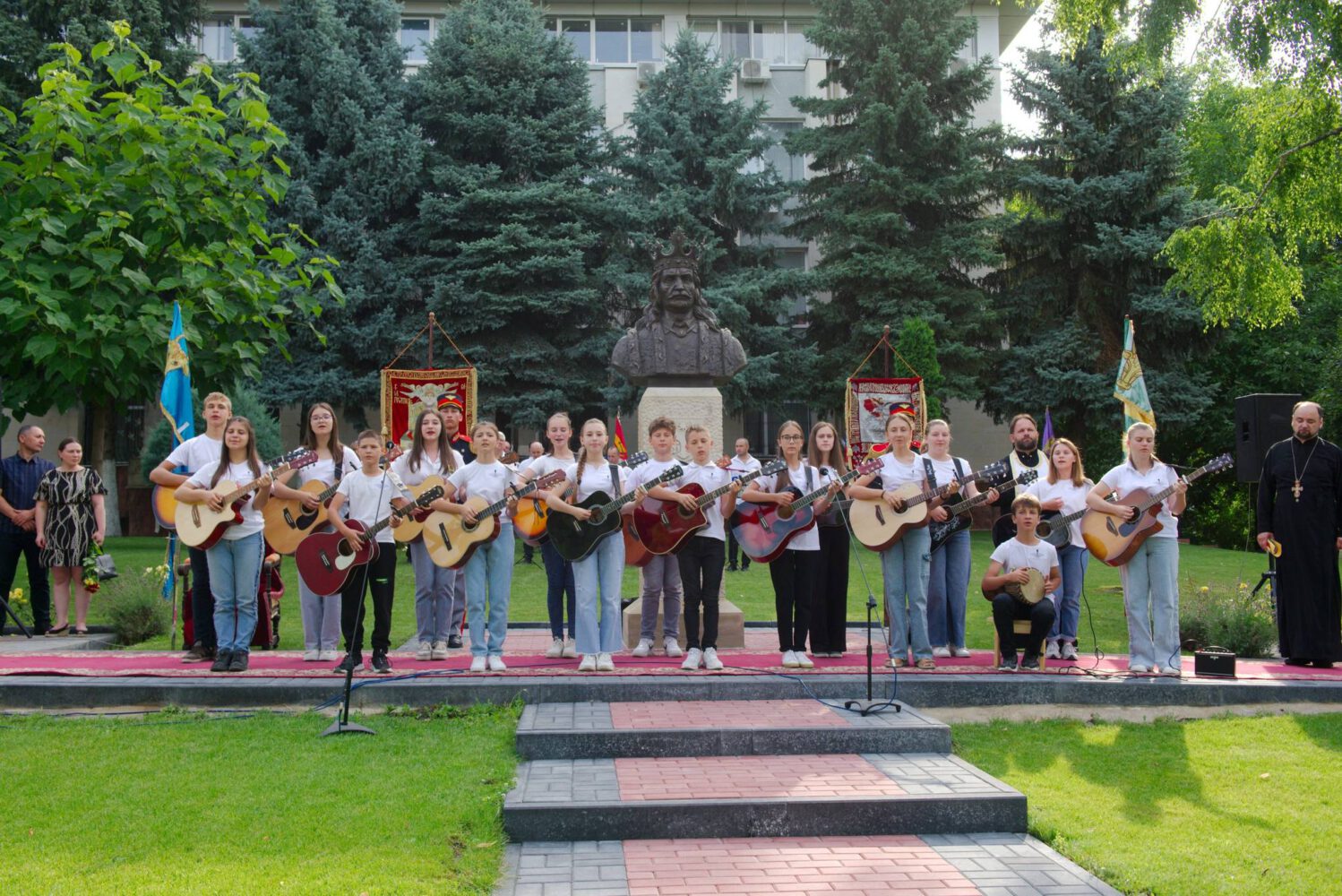 Depuneri de flori la monumentul lui Ștefan cel Mare și Sfânt cu ocazia celor 520 de ani de la trecerea în neființă 2 449434858 1250077566315196 6340879983520379277 n