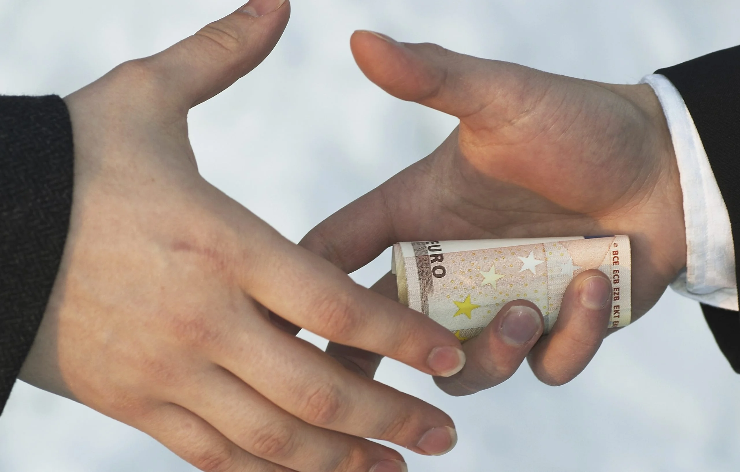 Amenzi de 200 de mii de lei pentru șoferii care vor încerca să mituiască polițiștii 1 Mita 1 scaled 1