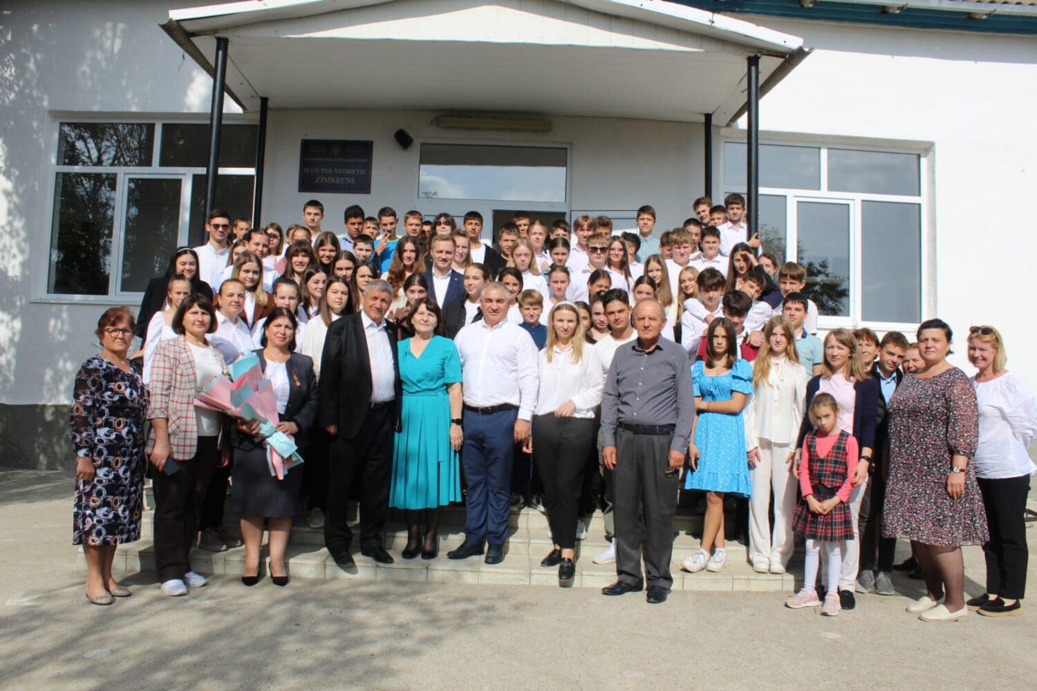 Secretarul de Stat al DRRM, la Liceul Teoretic Zîmbreni: „Am întâlnit niște adolescenți frumoși, curioși și foarte dornici de a învăța” 3 461115159 953376549935199 6212663748952654615 n 1