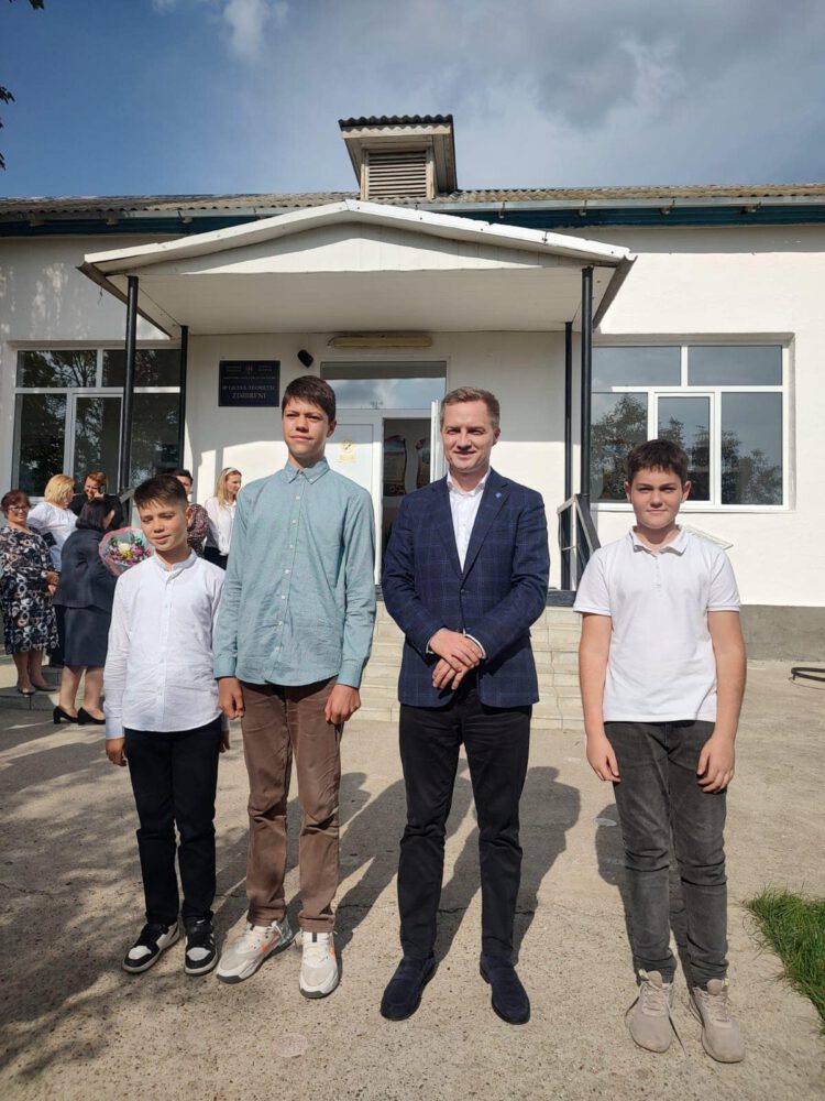 Secretarul de Stat al DRRM, la Liceul Teoretic Zîmbreni: „Am întâlnit niște adolescenți frumoși, curioși și foarte dornici de a învăța” 4 461231336 953376069935247 8413253618436437006 n 1