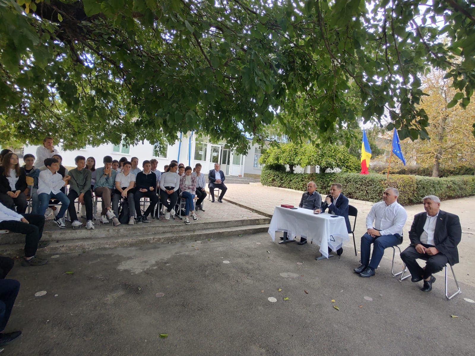Secretarul de Stat al DRRM, la Liceul Teoretic Zîmbreni: „Am întâlnit niște adolescenți frumoși, curioși și foarte dornici de a învăța” 1 461515838 953376286601892 6220931743796867210 n