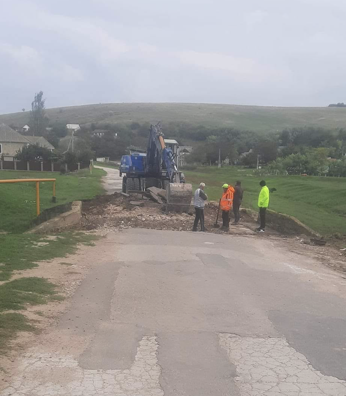 Atenție, șoferi! Au început lucrările de reabilitare a podului de la intrarea în satul Budăi 1 Sursă foto: il.md