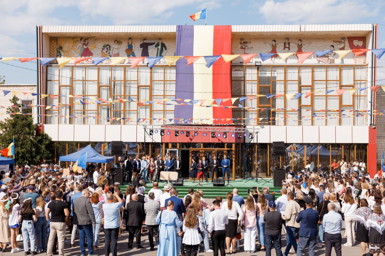 FOTO// Maia Sandu, la Costești, de Hramul localității: „Sunteți o comunitate extraordinară, o localitate model” 2 499784771 1273323937495726 3812656947711723918 n