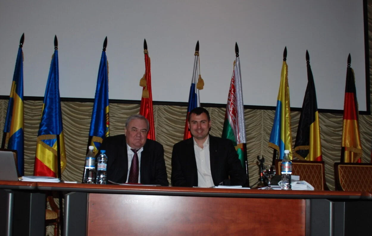 EXCLUSIV Omul lui George Simion din Moldova, legături directe cu un general KGB din Rusia / Vasile Costiuc, alături de Alexandr Kondyakov, fost consultant al lui Vladimir Putin, acuzat de Traian Băsescu că a participat la suspendarea sa din 2007 1 Aleksandr Kondyakov si Vasile Costiuc 1 e1747425845507