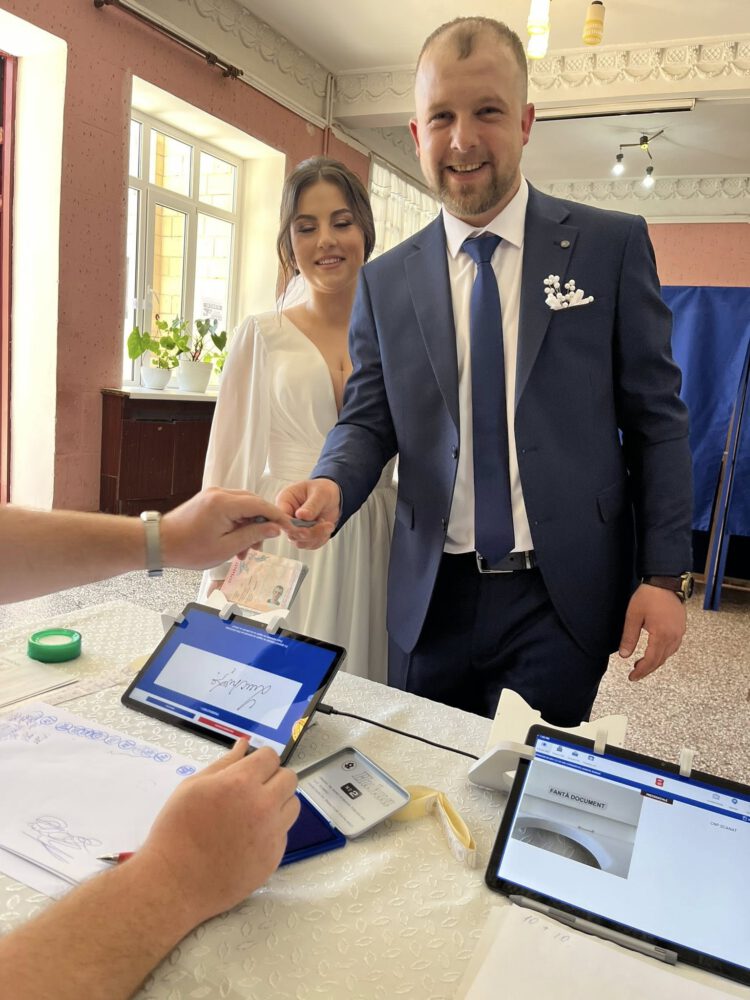 De la altar la secția de votare: exemplu de implicare civică de la doi tineri din Bardar 2 votare miri bardar 2