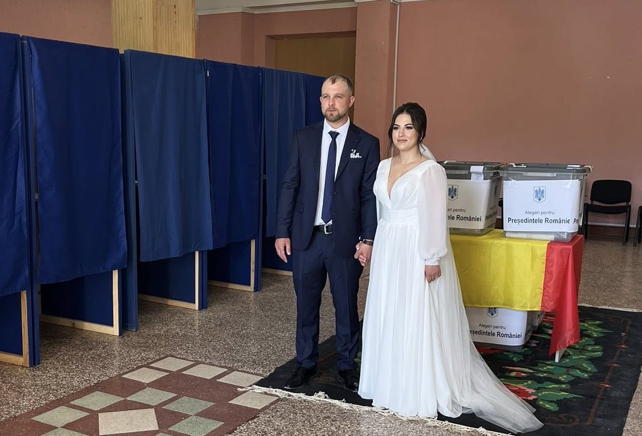 De la altar la secția de votare: exemplu de implicare civică de la doi tineri din Bardar 1 votare miri bardar