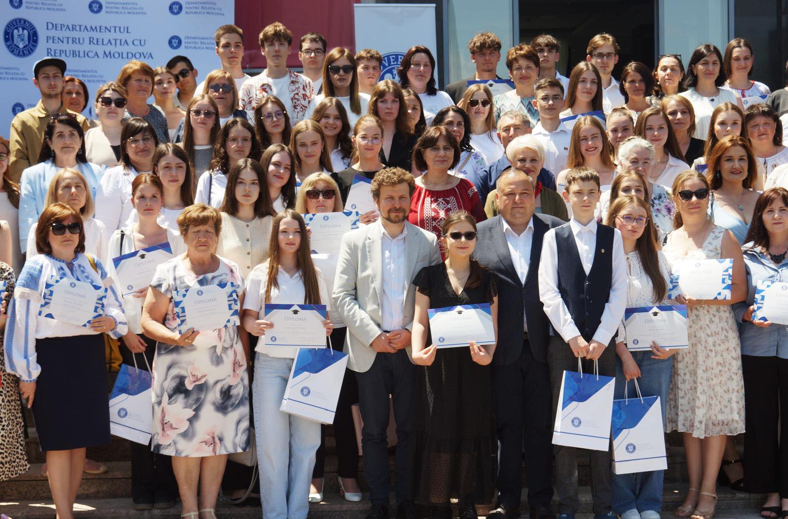 Zeci de elevi olimpici din Republica Moldova, premiați de Guvernul României pentru performanțe remarcabile 1 elevi olimpici drrm 2025 1