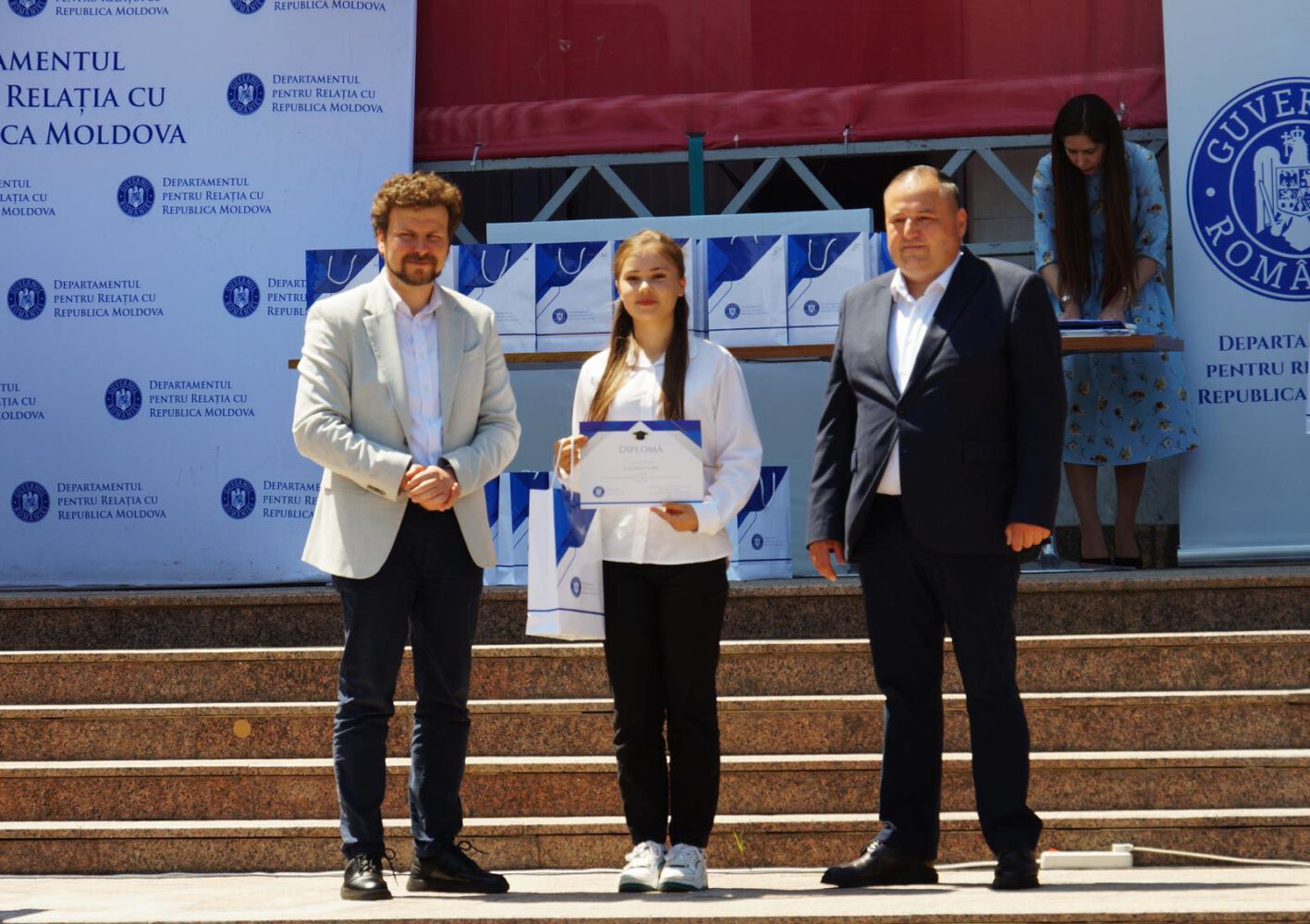 Zeci de elevi olimpici din Republica Moldova, premiați de Guvernul României pentru performanțe remarcabile 2 elevi olimpici drrm 2025 2
