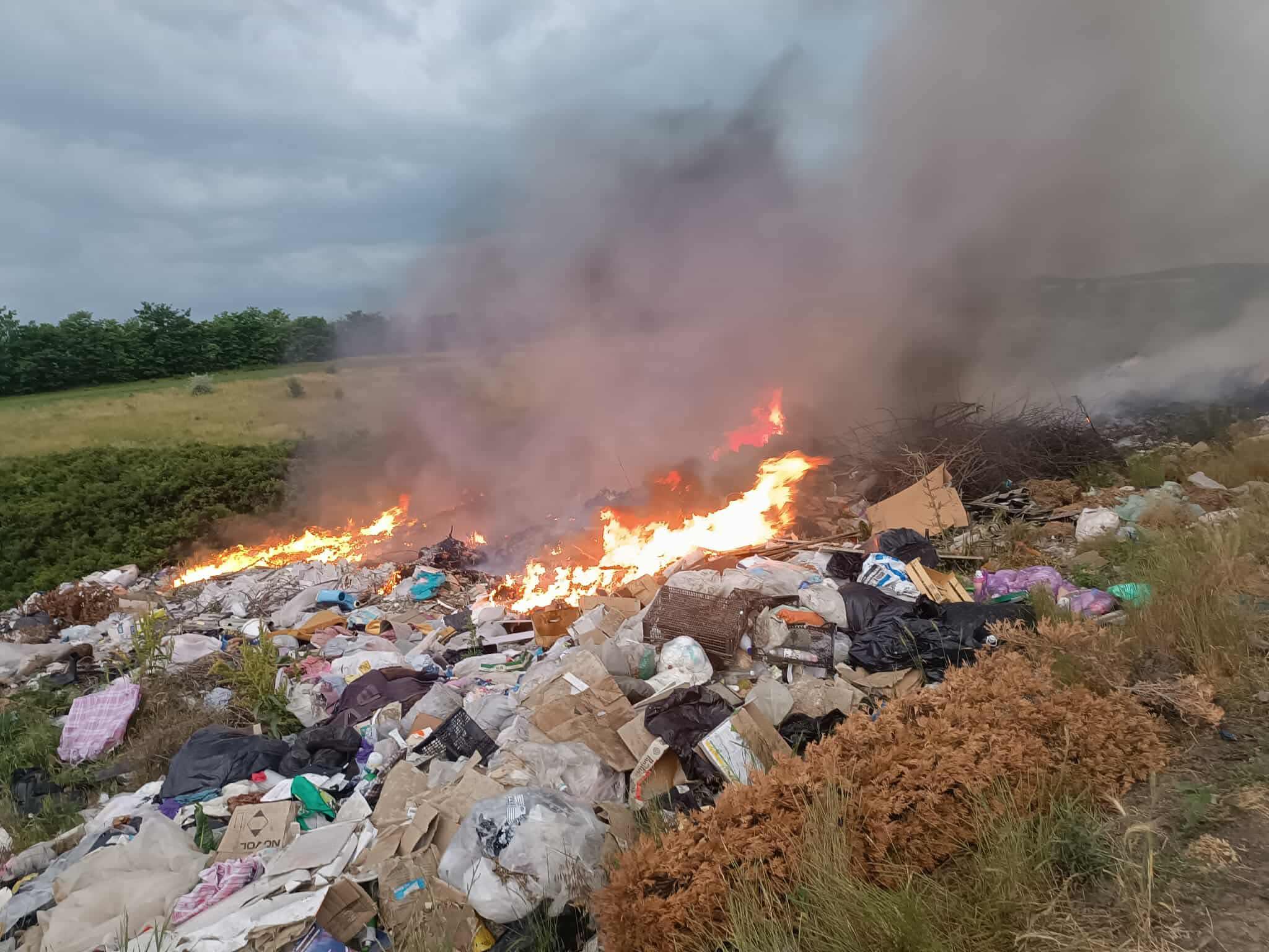Focul care otrăvește satul: fum toxic de pe platforma de deșeuri din Ruseștii Noi 1 incendiu deseuri rusestii noi 2025
