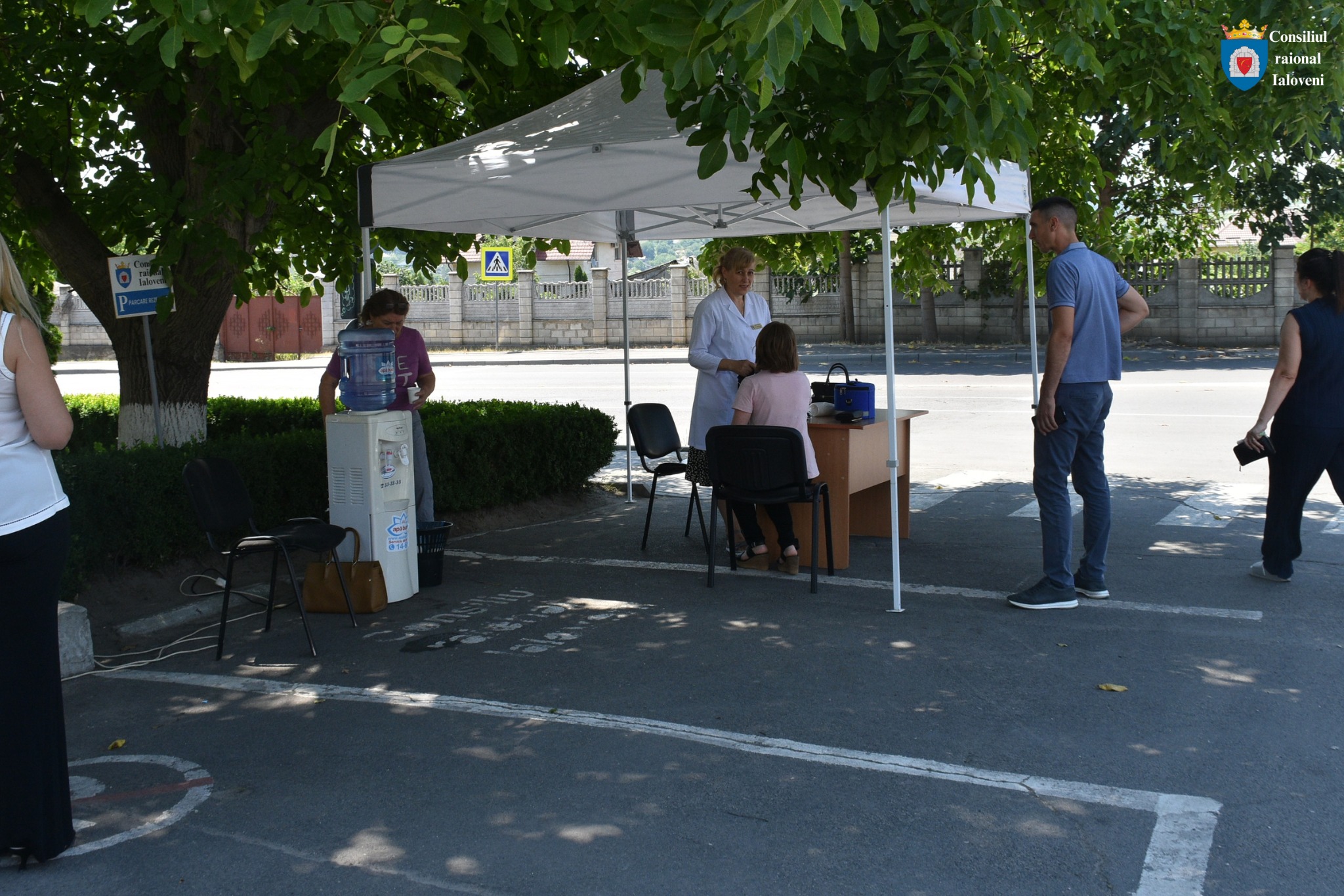 Un cort de prim ajutor pe timp de caniculă a fost instalat în Piața Unirii din Ialoveni 1 foto: Consiliul Raional Ialoveni