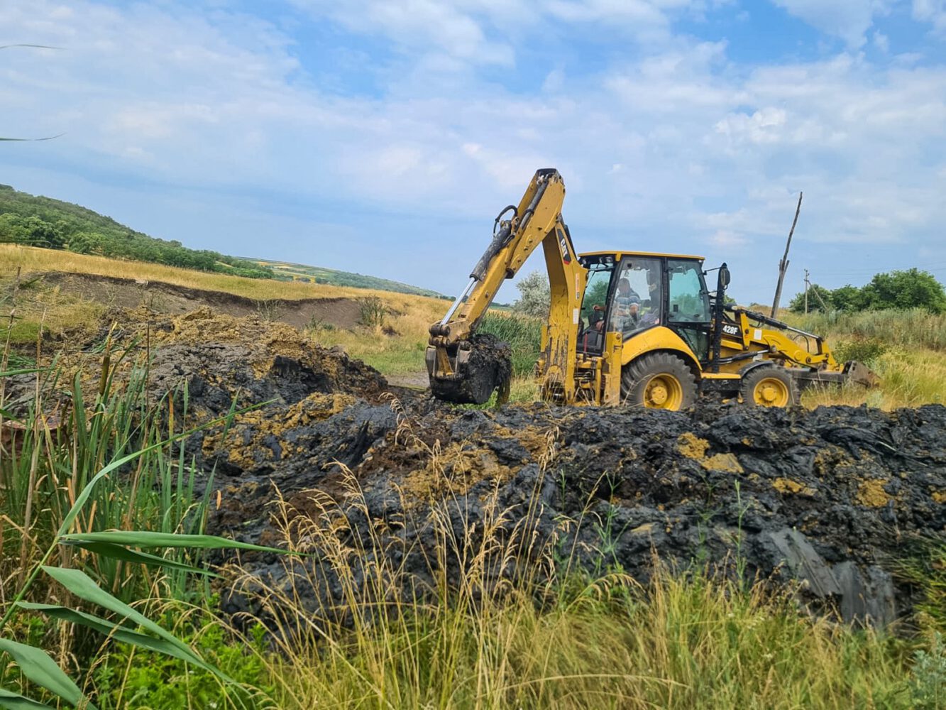 FOTO// Baraje ilegale pe Botnișoara, demolate pentru a restabili fluxul natural al apei 3 baraj ilegal botnisoara 3