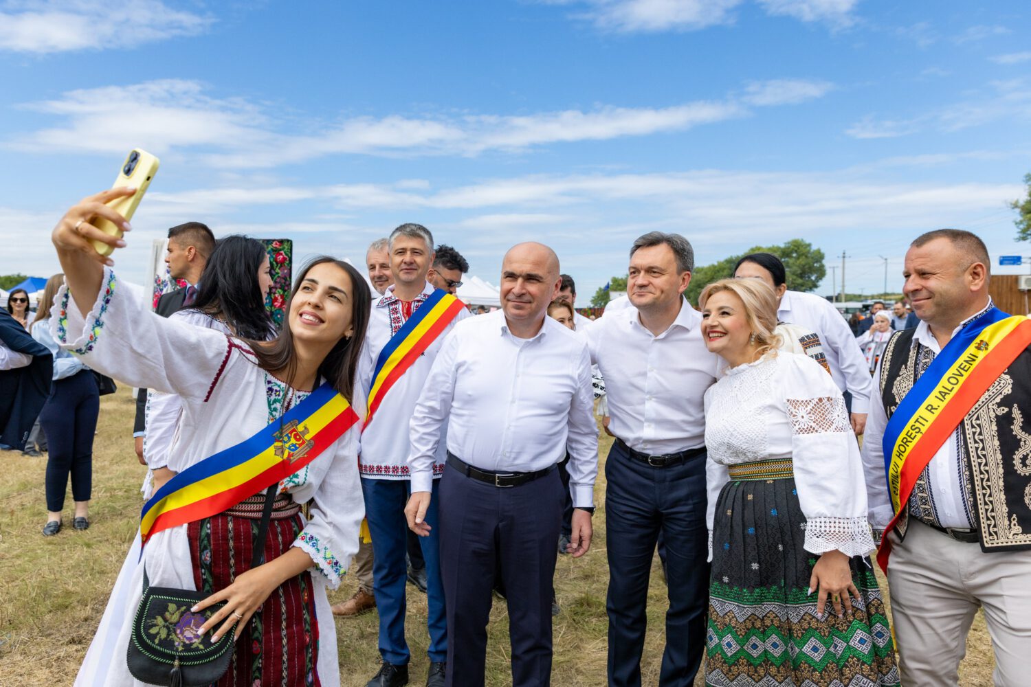 FOTO/ Premierul României, la Horești și Bardar: „Sunt aici în semn de atașament pentru românii basarabeni” 3 537561858 1178166021011871 1669336166108205739 n