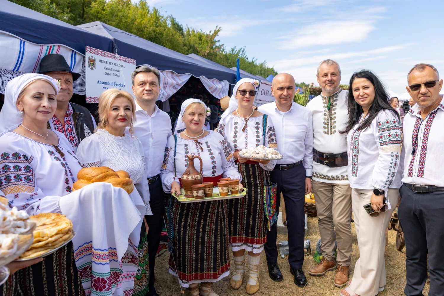FOTO/ Premierul României, la Horești și Bardar: „Sunt aici în semn de atașament pentru românii basarabeni” 2 537594589 1178166107678529 1952560157554104726 n