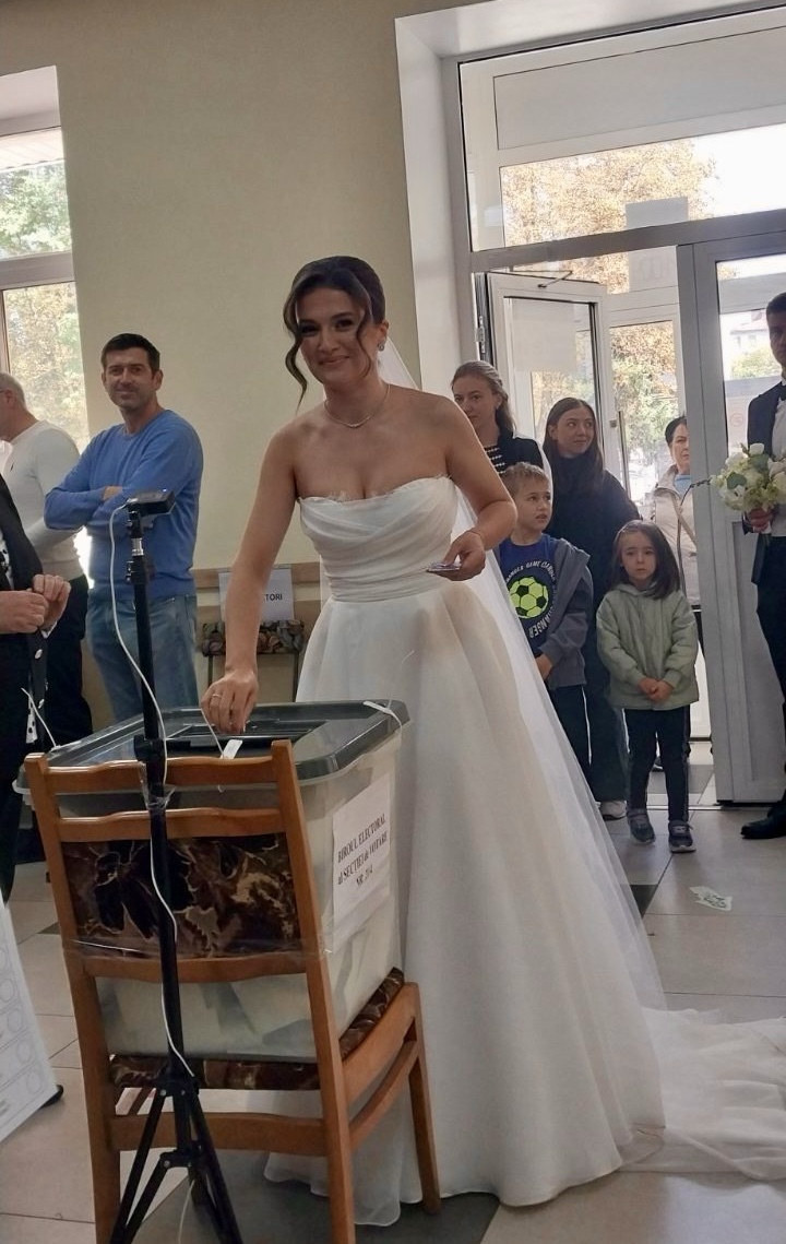 „Da” în fața urnei de vot: mire și mireasă au ales responsabilitatea în ziua nunții 1 mireasa mire alegeri 1