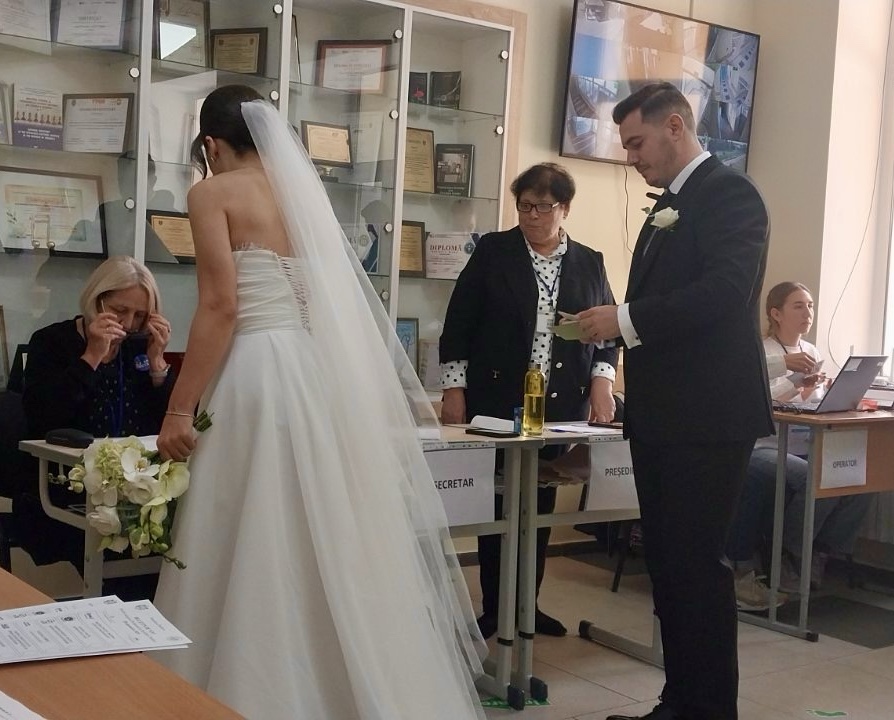 „Da” în fața urnei de vot: mire și mireasă au ales responsabilitatea în ziua nunții 2 mireasa mire alegeri 2