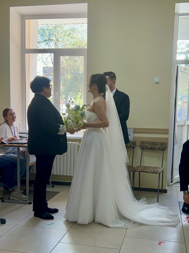 „Da” în fața urnei de vot: mire și mireasă au ales responsabilitatea în ziua nunții 3 mireasa mire alegeri 3