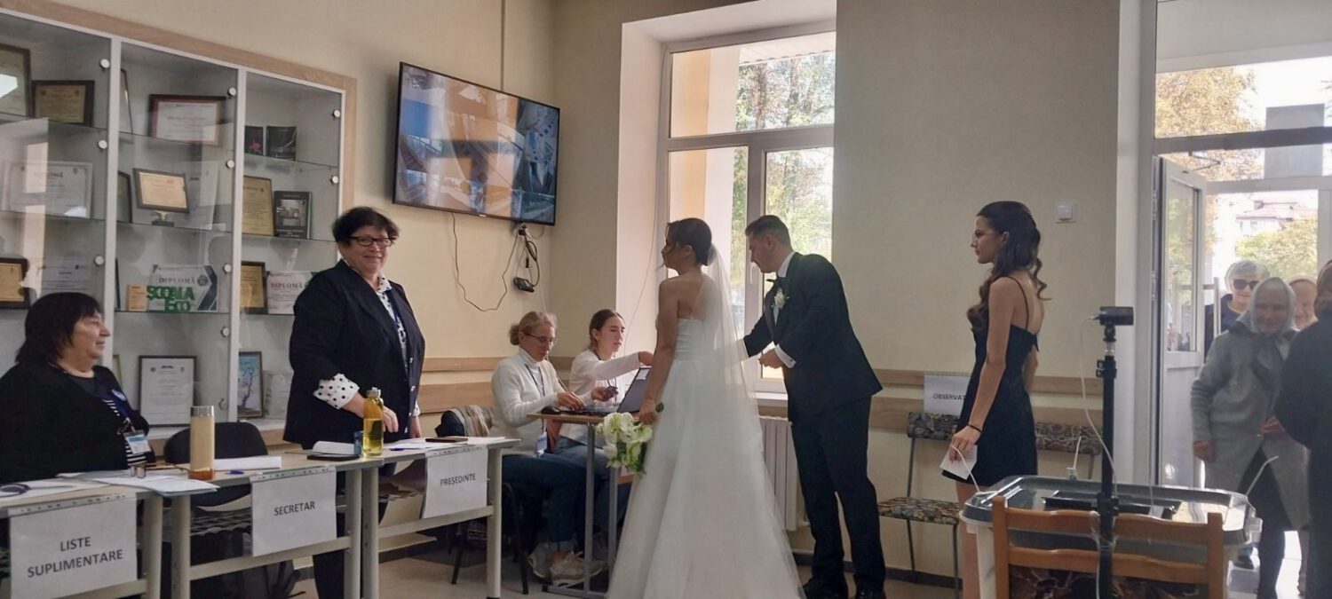 „Da” în fața urnei de vot: mire și mireasă au ales responsabilitatea în ziua nunții 4 mireasa mire alegeri 4