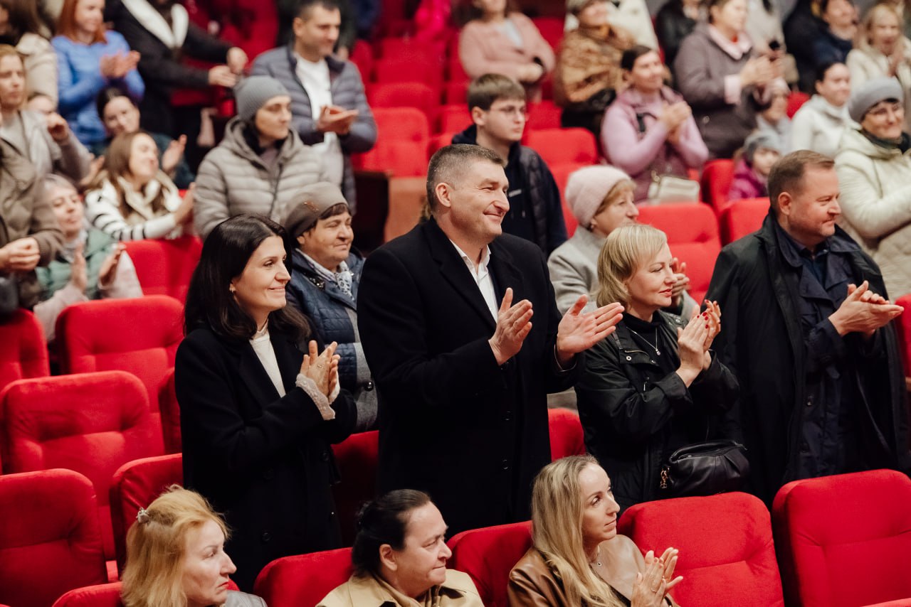 Seară de spectacol la Costești, în noua sală a Centrului Multifuncțional 3 571278117 1167040155529847 4406986805634533454 n