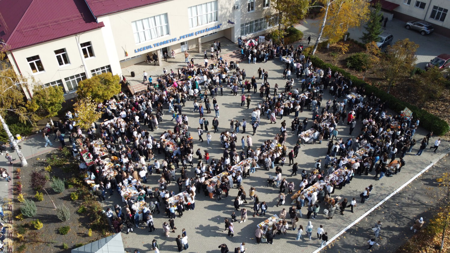 GALERIE FOTO/ Târg de caritate organizat în curtea Liceului Teoretic „Petre Ștefănucă” din Ialoveni 2 DJI 0133