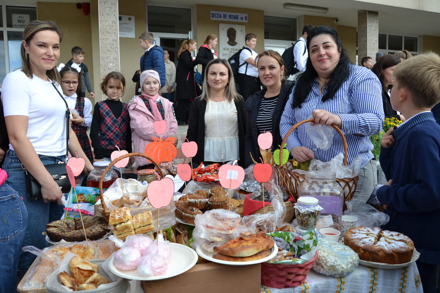 GALERIE FOTO/ Târg de caritate organizat în curtea Liceului Teoretic „Petre Ștefănucă” din Ialoveni 10 DSC 7341