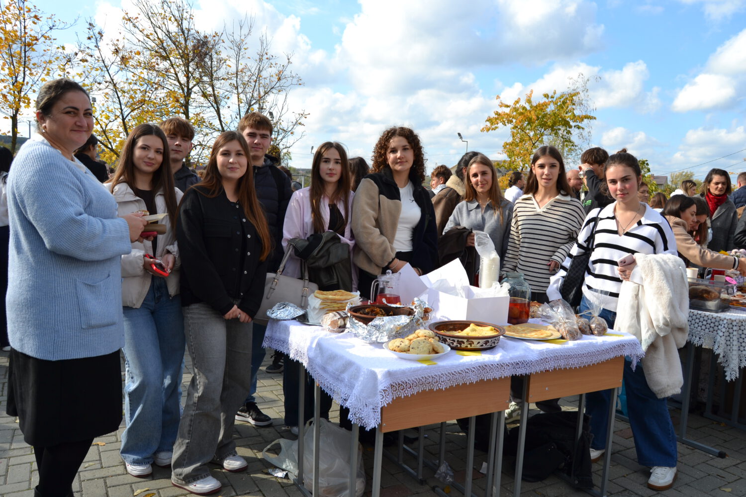GALERIE FOTO/ Târg de caritate organizat în curtea Liceului Teoretic „Petre Ștefănucă” din Ialoveni 8 DSC 7350