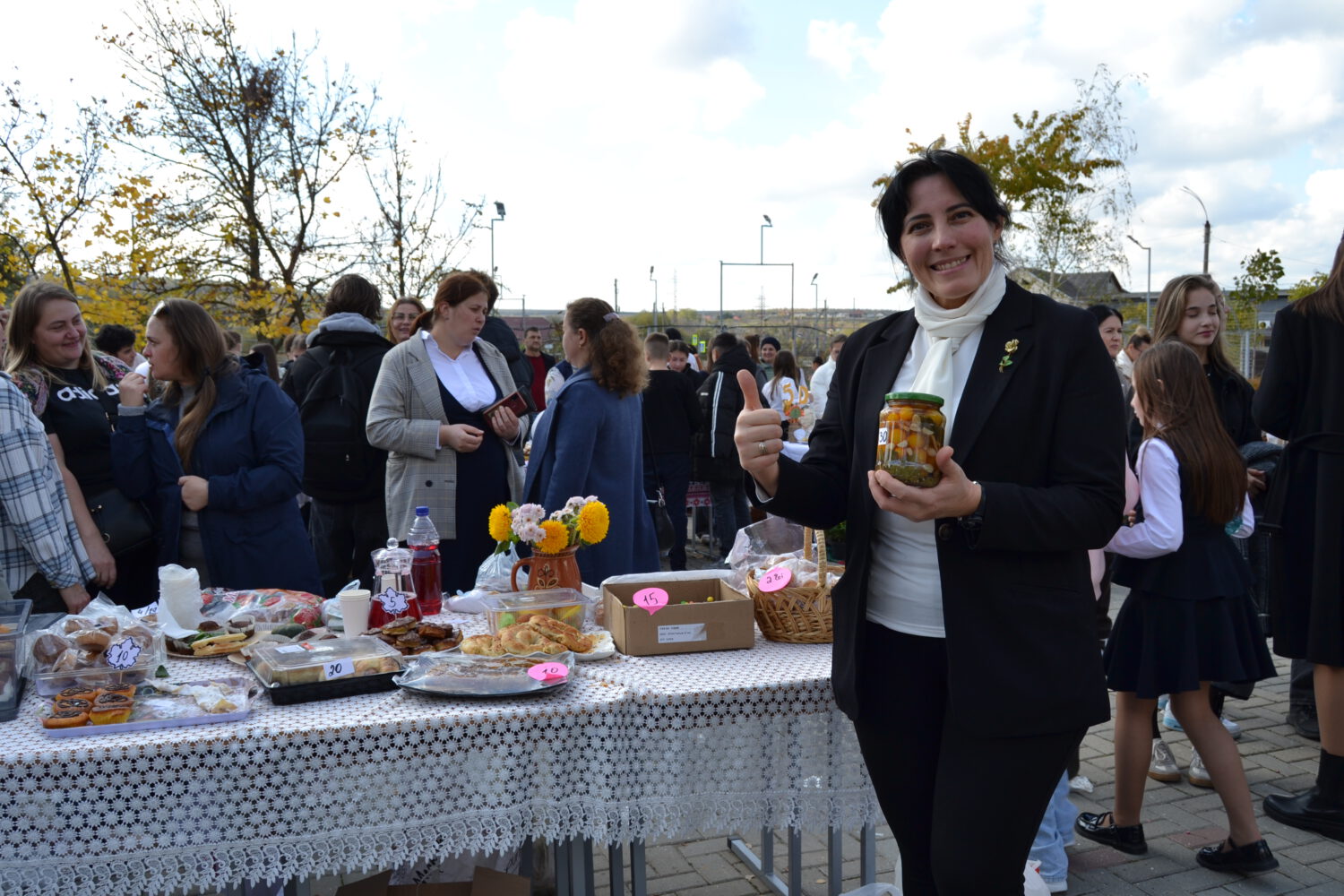 GALERIE FOTO/ Târg de caritate organizat în curtea Liceului Teoretic „Petre Ștefănucă” din Ialoveni 11 DSC 7381