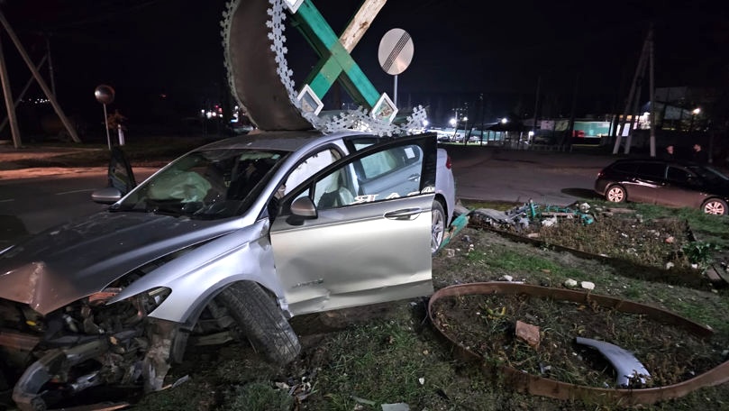 VIDEO// Accident la intrarea în Bardar: un Ford a demolat o răstignire 1 accident bardar rastignire