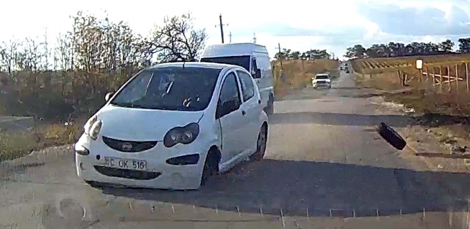 Incident pe drumul Piatra Albă - Chișinău: roata unei mașini s-a desprins în timpul unei depășiri  1 accident piatra alba 2025