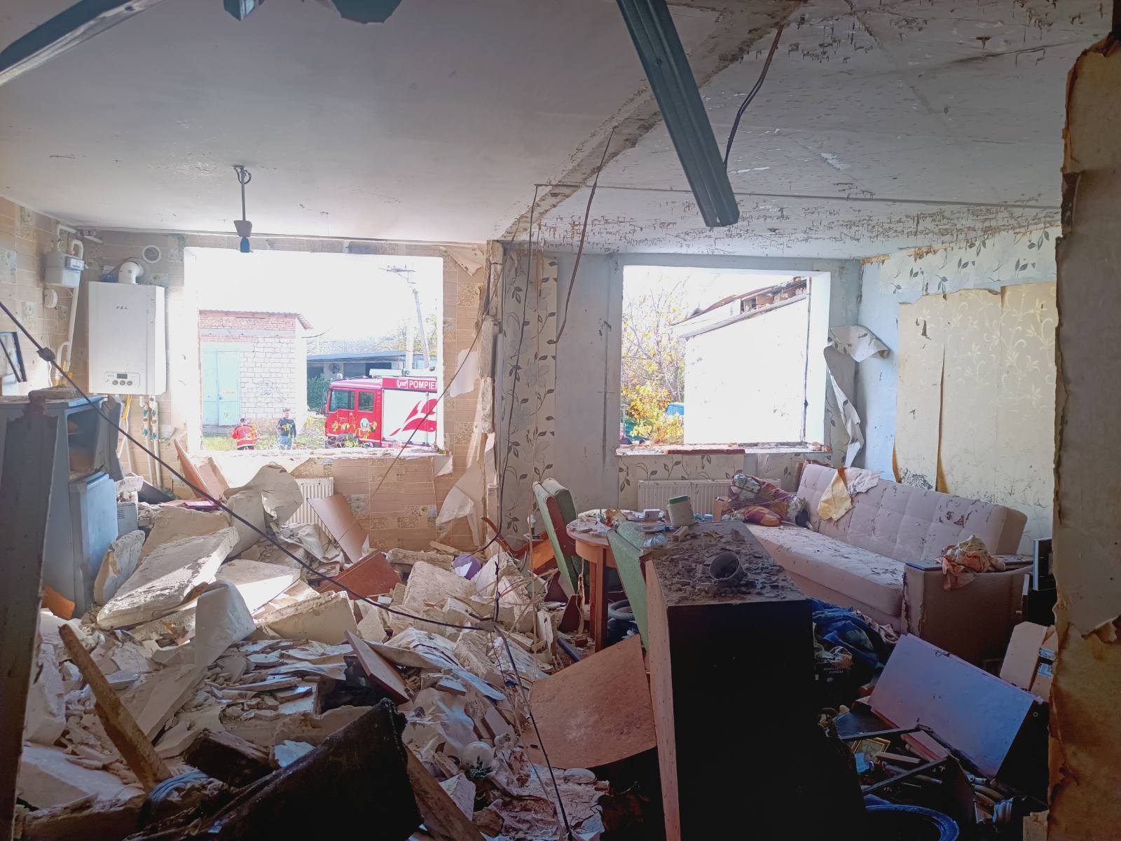 FOTO// Explozie într-un bloc din Florești: două persoane rănite și zeci de locatari evacuați 1 explozie bloc floresti 1