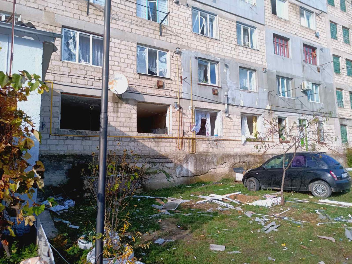 FOTO// Explozie într-un bloc din Florești: două persoane rănite și zeci de locatari evacuați 2 explozie bloc floresti 2