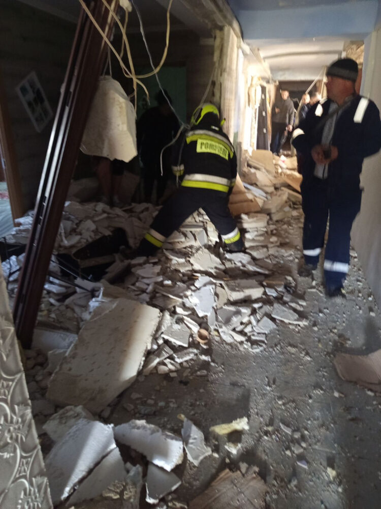 FOTO// Explozie într-un bloc din Florești: două persoane rănite și zeci de locatari evacuați 3 explozie bloc floresti 3