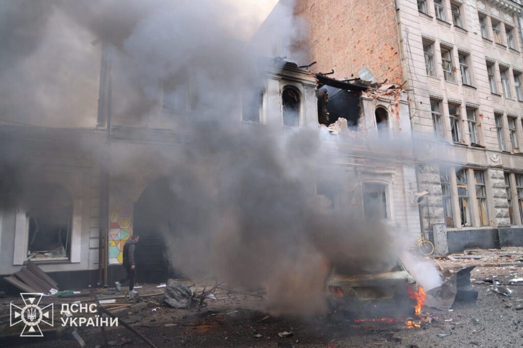 Atacurile rusești fac noi victime și distrugeri în Ucraina 1 harkov ucraina atacuri 1024x682 1