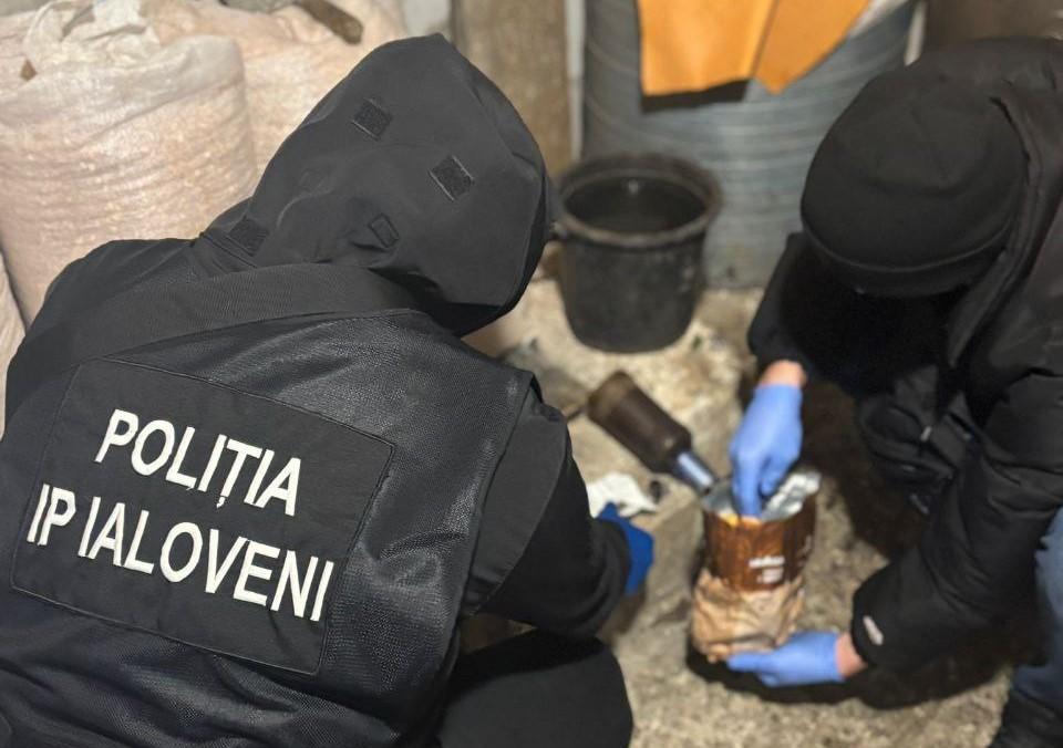 Polițiștii din Ialoveni au ridicat droguri și o armă de foc fără acte 1 politia ialoveni 2025