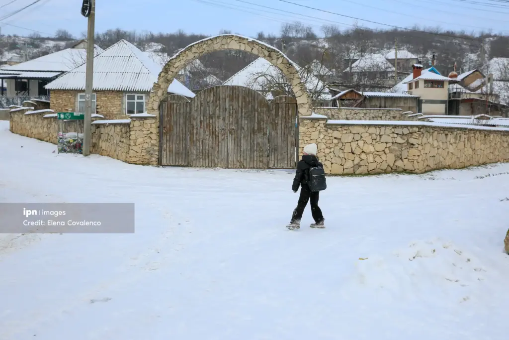 Regim special în școli, din cauza poleiului. MEC recomandă trecerea la lecții online 1 elev sat scaled 1024x683 1