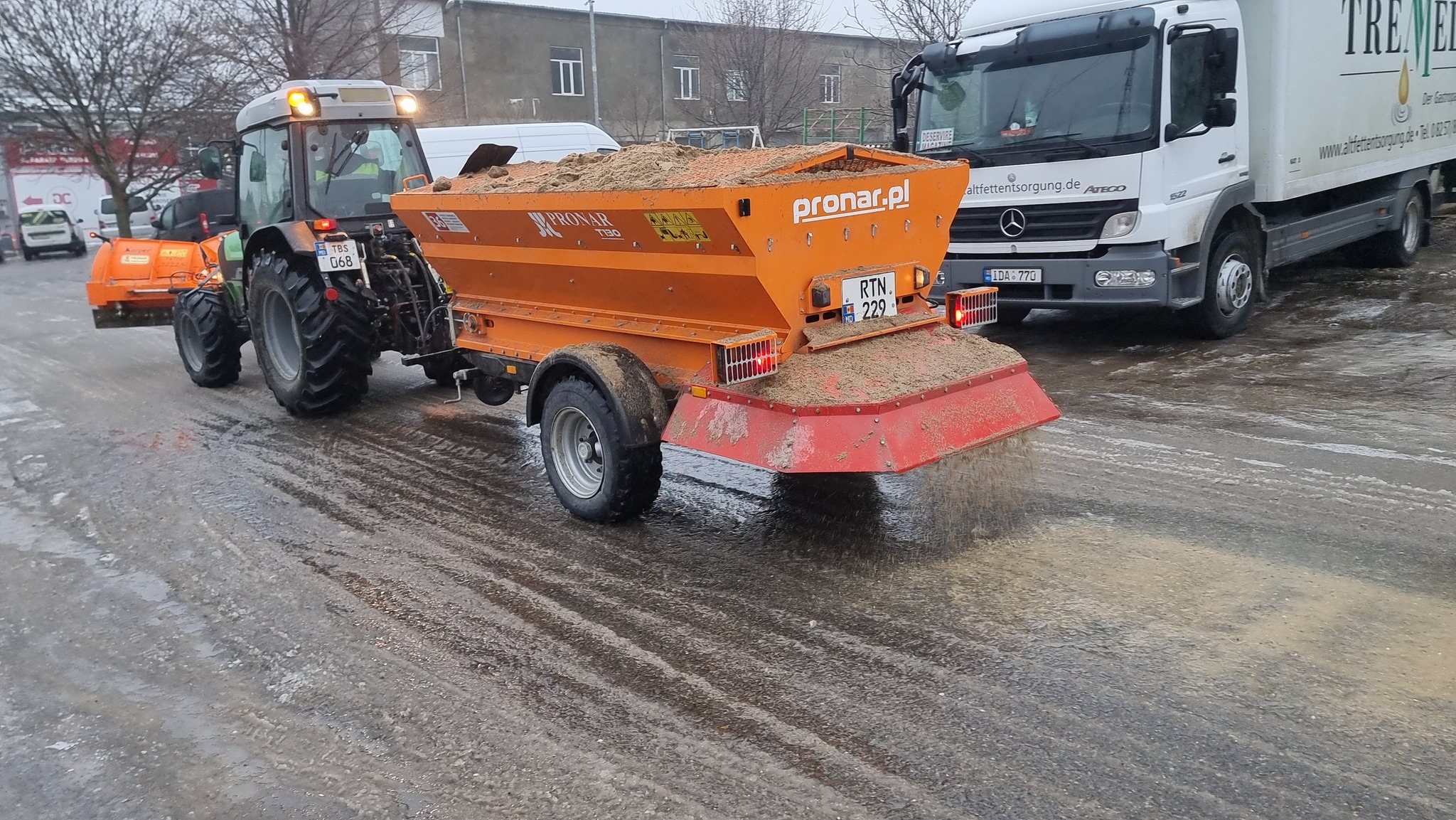 Ghețuș pe drumuri și trotuare: intervenții în desfășurare la Ialoveni 1 ghetus ialoveni 2026 1